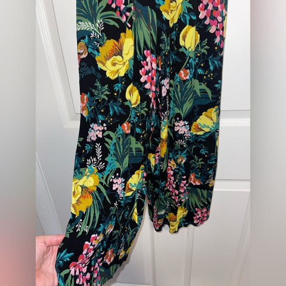 EUC Tropical Floral Black Jumpsuit Size M - Picture 9 of 9